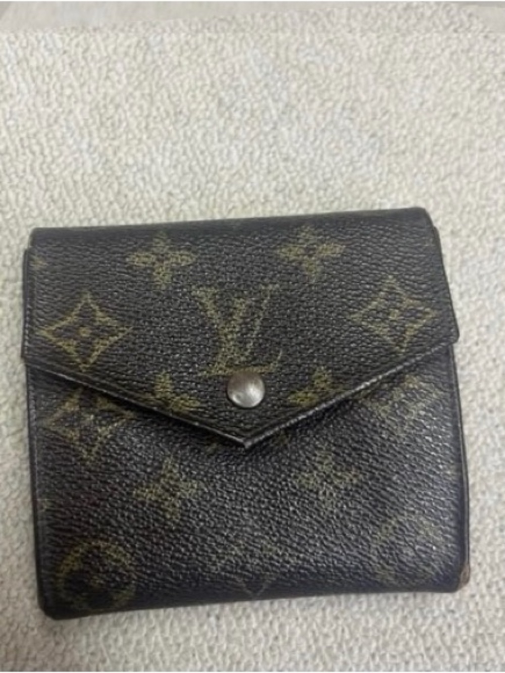 $3 Run Louis Vuitton compact wallet